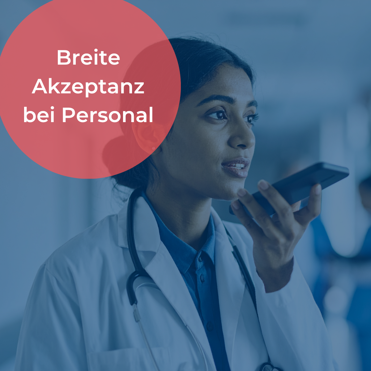 Eine Ärztin nutzt medizinische Spracherkennungssoftware - Symbolbild 