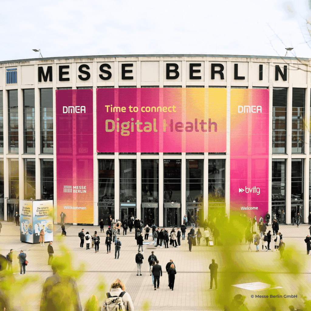 Frontansicht der Messe Berlin während der DMEA